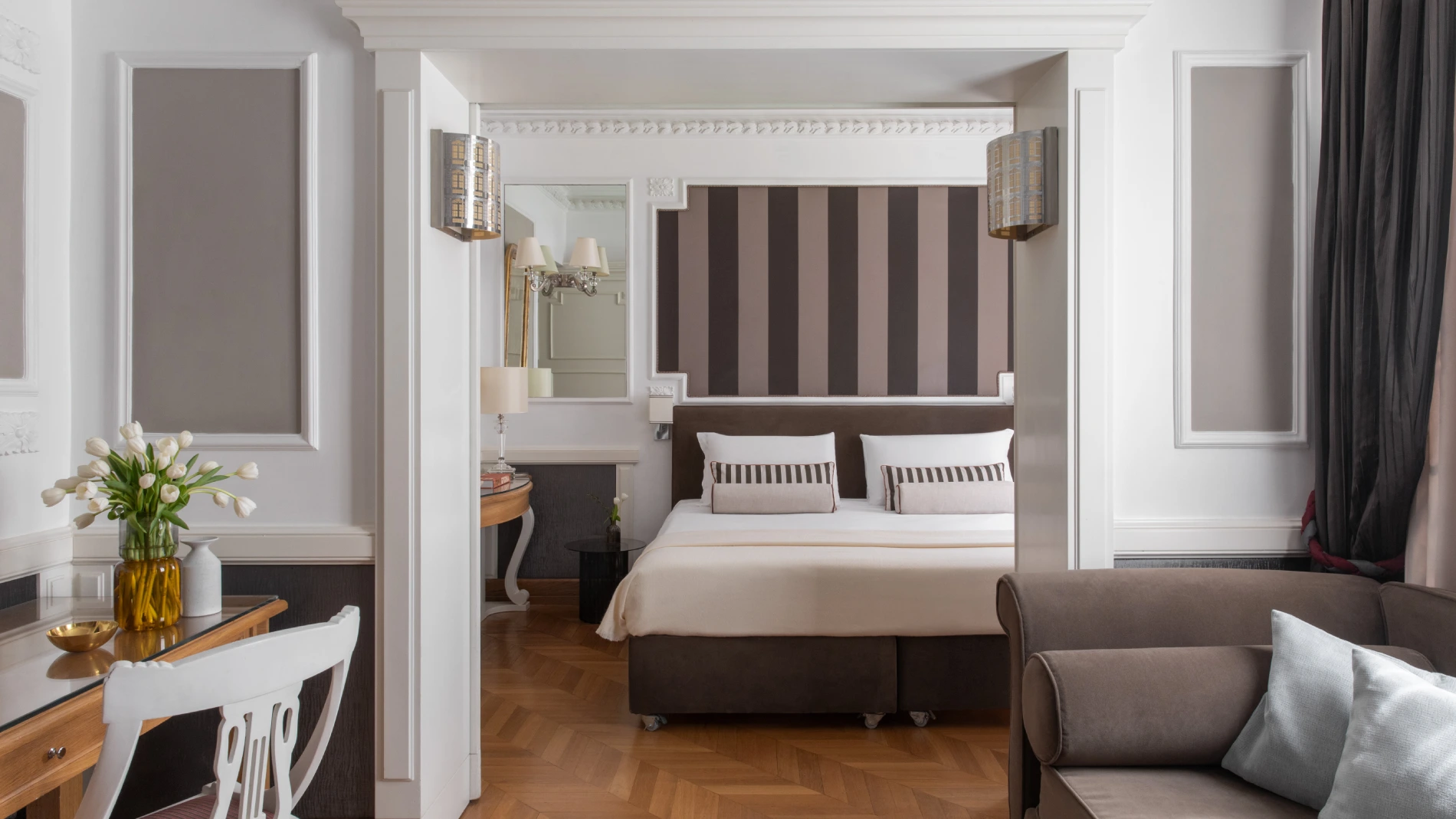 Bright suite with double bed, lounge area, writing desk and parquet flooring in central Rome - The Hotel Britannia, BZAR hotels in Rome
