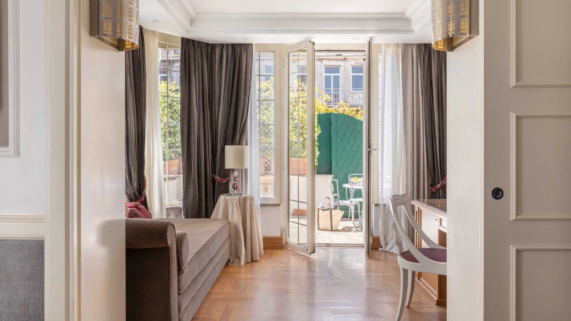 Suite con salottino, scrivania, parquet e porte aperte sulla terrazza privata vicino a Piazza della Repubblica - The Hotel Britannia, BZAR hotels a Roma