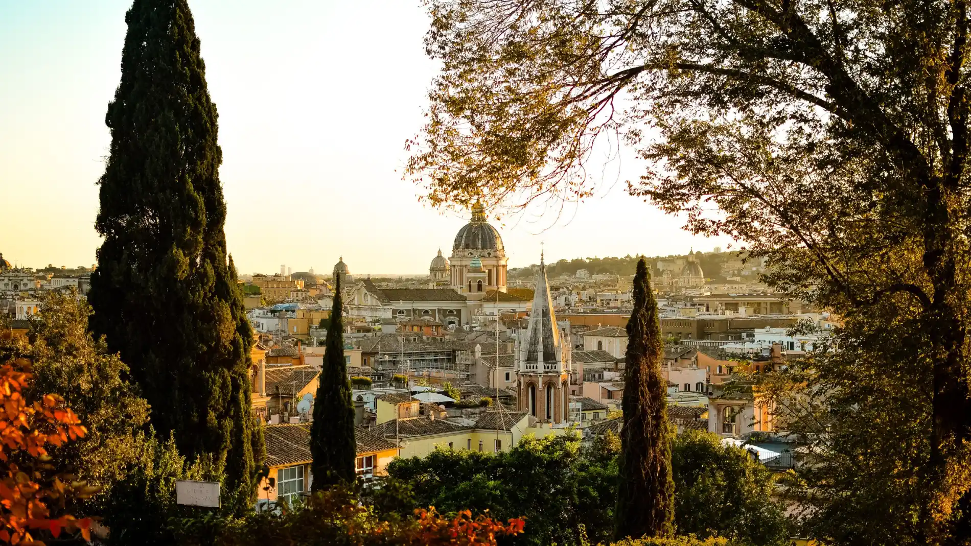 Panorama di Roma al tramonto con cupole, campanili, cipressi e tetti storici per un soggiorno centrale - The Hotel Britannia, BZAR hotels a Roma