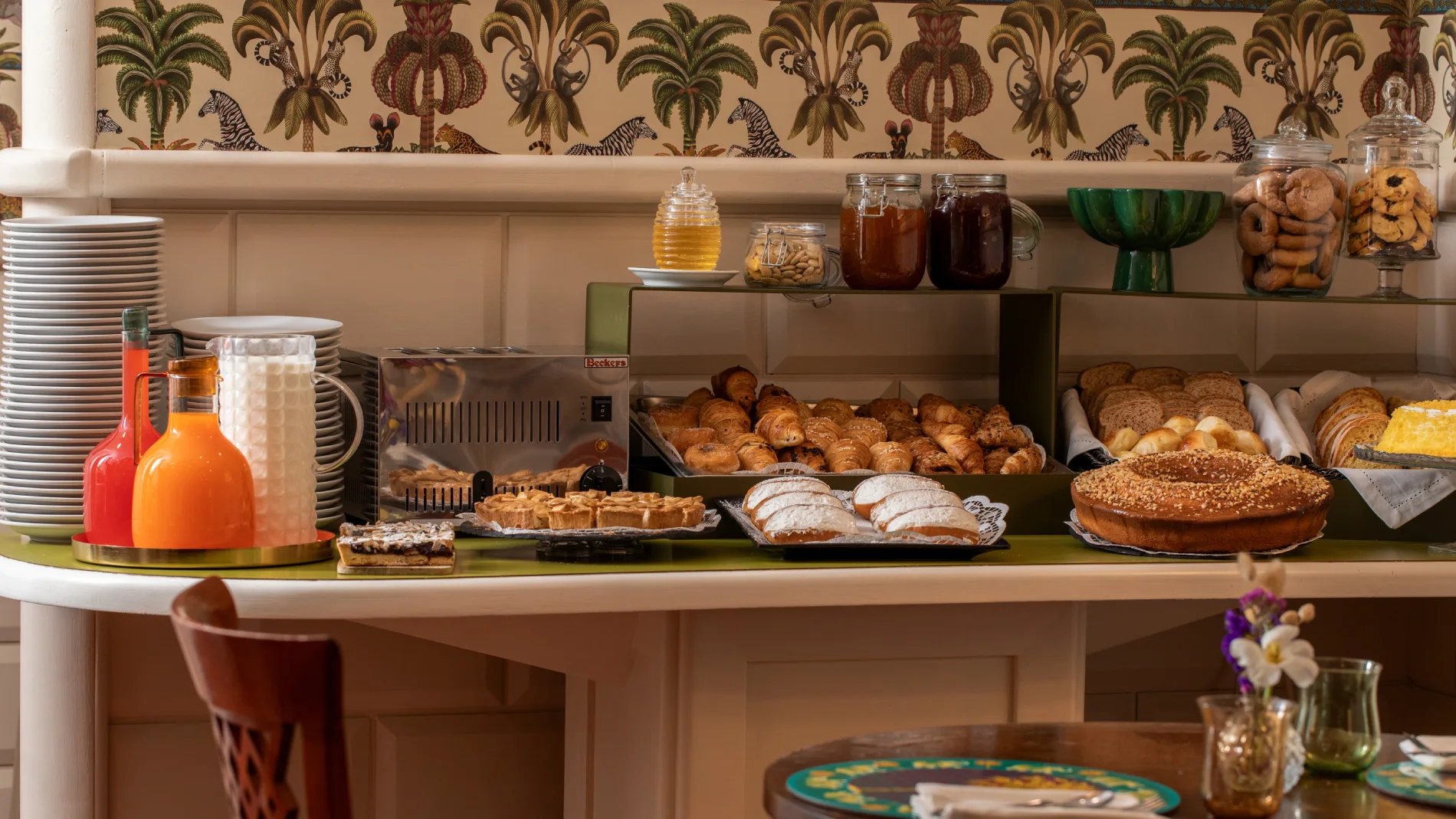 Buffet colazione con croissant, dolci, pane, succhi, miele e biscotti nella sala breakfast a Roma - The Hotel Britannia, BZAR hotels a Roma