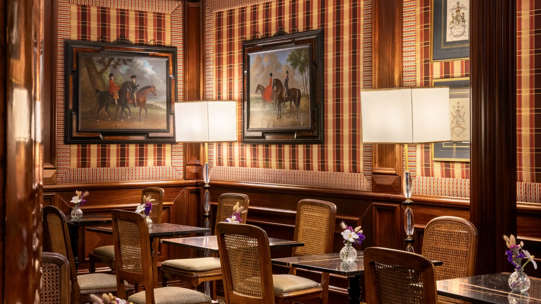 Dettaglio sala lounge con quadri equestri, pareti tartan, lampade e tavoli in marmo a Roma - The Hotel Britannia, BZAR hotels a Roma