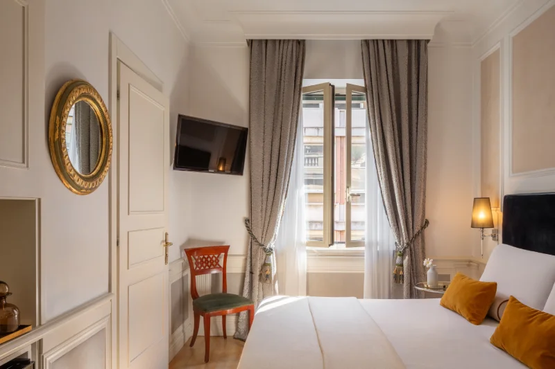 Camera Classic luminosa con letto matrimoniale, tende eleganti, TV e dettagli oro nel centro di Roma - The Hotel Britannia, BZAR hotels a Roma