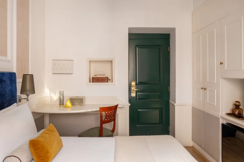Camera Classic con letto, scrivania, armadio e porta verde per soggiorni di charme nel centro di Roma - The Hotel Britannia, BZAR hotels a Roma