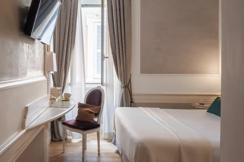 Camera Deluxe con letto, scrittoio, poltroncina e TV in atmosfera elegante vicino al Teatro dell'Opera - The Hotel Britannia, BZAR hotels a Roma