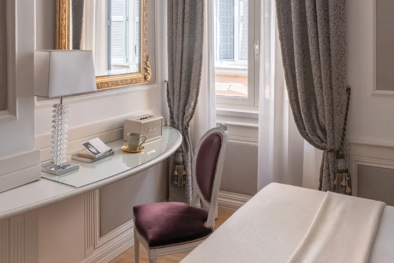 Scrittoio Deluxe con specchio dorato, lampada e finestra ideale per soggiorni business a Roma - The Hotel Britannia, BZAR hotels a Roma