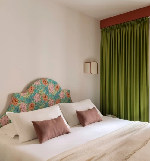 Superior room with double bed, floral headboard and green curtains – Depandance 4 Rooms, BZAR hotels in Rome