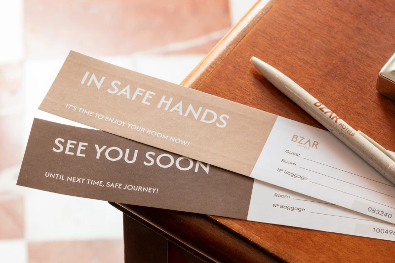Dettaglio hospitality con card BZAR hotels, penna, ricevute bagagli e messaggi di benvenuto a Roma - The Hotel Britannia, BZAR hotels a Roma