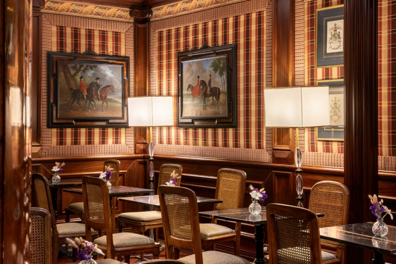Sala colazione con pareti tartan, boiserie, quadri equestri e tavoli vicino al Teatro dell'Opera - The Hotel Britannia, BZAR hotels a Roma