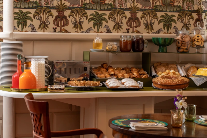 Buffet colazione con croissant, dolci, pane, succhi, miele e biscotti vicino a Piazza della Repubblica - The Hotel Britannia, BZAR hotels a Roma
