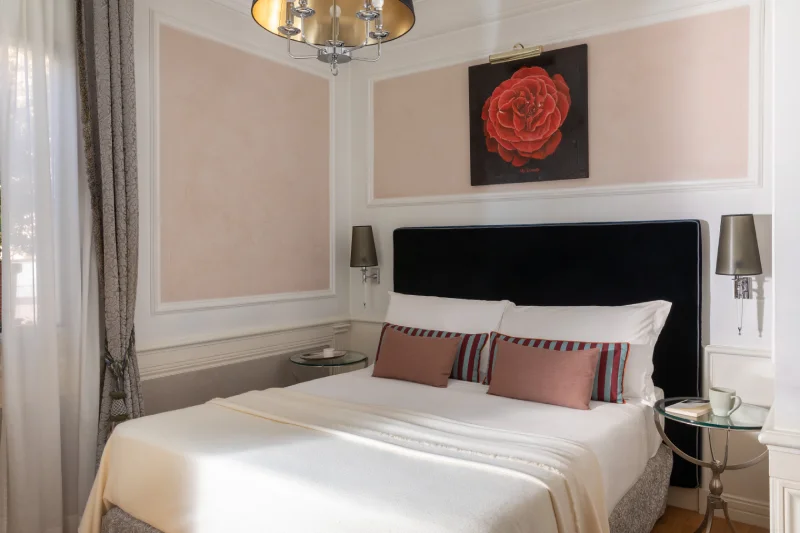Camera Small accogliente con letto matrimoniale, testiera scura, cuscini cipria e quadro floreale a Roma - The Hotel Britannia, BZAR hotels a Roma