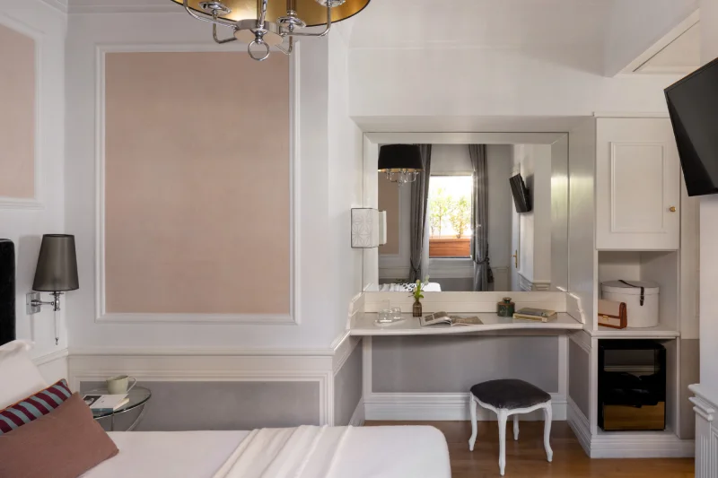 Camera Small con vanity desk, grande specchio, minibar e armadio vicino a Santa Maria Maggiore - The Hotel Britannia, BZAR hotels a Roma
