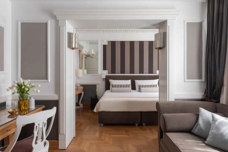 Suite elegante con letto matrimoniale, salottino, scrivania e parquet nel centro di Roma vicino al Teatro dell'Opera - The Hotel Britannia, BZAR hotels a Roma