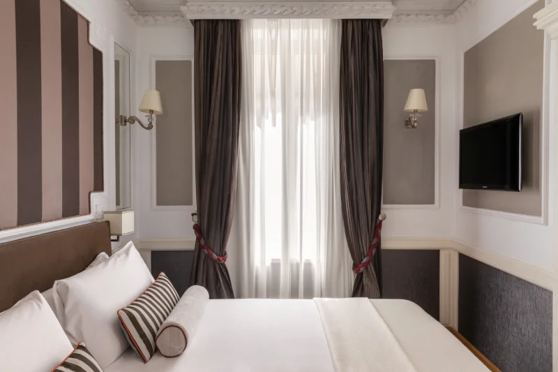 Suite luminosa con letto matrimoniale, tende grigie e salottino vicino a Piazza della Repubblica - The Hotel Britannia, BZAR hotels a Roma