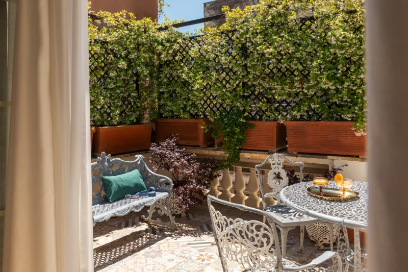 Suite con salotto, scrivania e accesso a terrazza privata nel centro di Roma vicino a Piazza della Repubblica - The Hotel Britannia, BZAR hotels a Roma