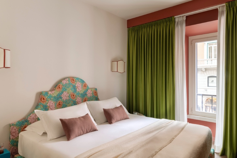 Camera superior con letto matrimoniale, testiera floreale e tende verdi – Dependance 4 Rooms, BZAR hotels a Roma