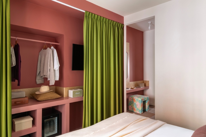 Camera superior luminosa con dettagli di design e colori caldi – Dependance 4 Rooms, BZAR hotels a Roma